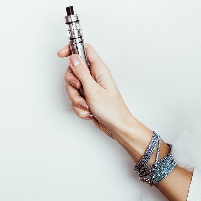 Подросток курит электронные сигареты. Что делать и как объяснить, почему это вредно?