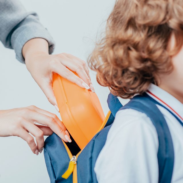 Может ли ребёнок носить в школу домашнюю еду — и если да, как её там разогреть