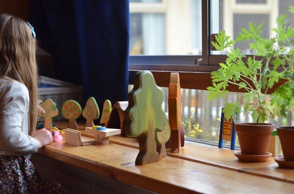 Ребенок играет с деревянными игрушками в вальдорфском классе. Вальдорфская педагогика / методика