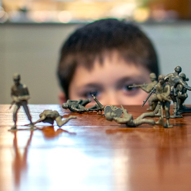 Стоит ли говорить с дошкольниками о войне и как это правильно делать?