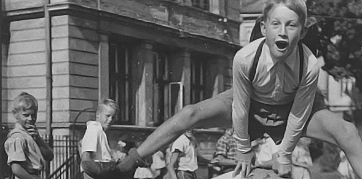 Казаки-разбойники или кис-мяу. Тест: помните ли вы правила дворовых игр?