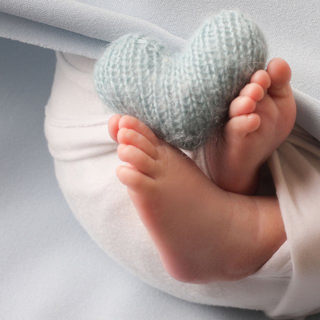 Кажется, моя 4-месячная дочка любит бабушку с дедушкой сильнее меня. Что с этим делать?