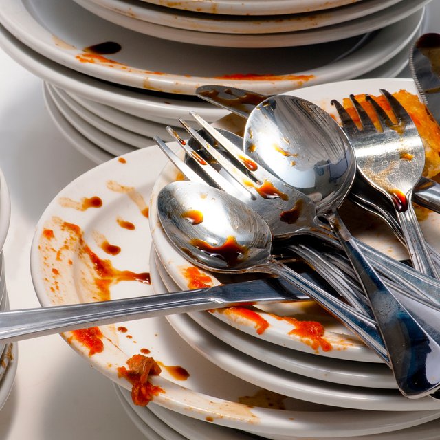 Соседка по общежитию не убирает за собой грязную посуду. Что делать?