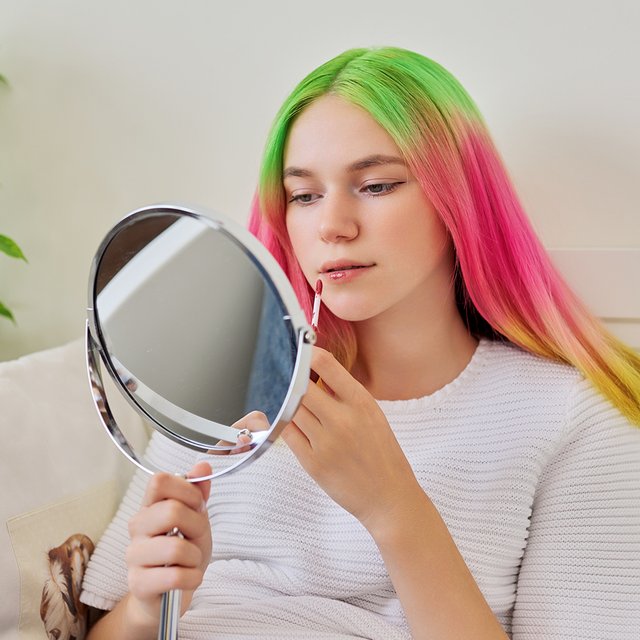 Школьница красится каждый день: не опасно ли это для её кожи