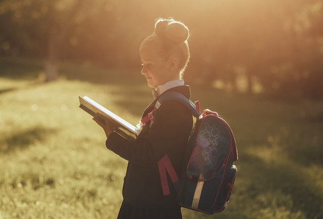 Рюкзак для первоклассника: как выбрать, что повлияет на осанку, а за что не стоит переплачивать