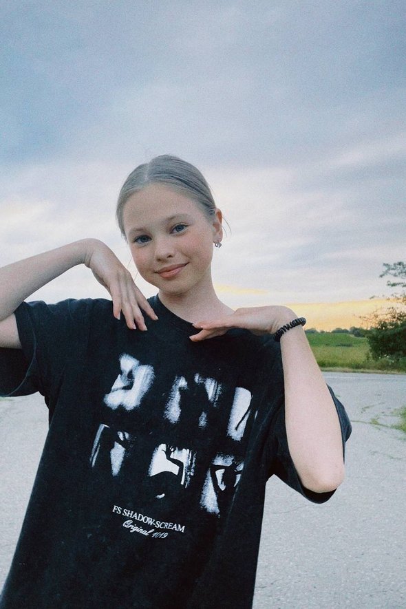 13-летняя девочка-блогер Соня. Художница