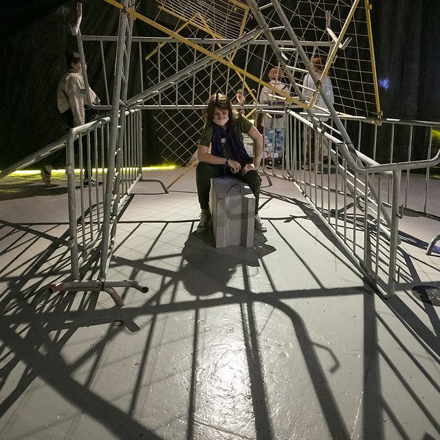 «Россия — страна заборов»: подростки объясняют смысл созданных ими объектов современного искусства