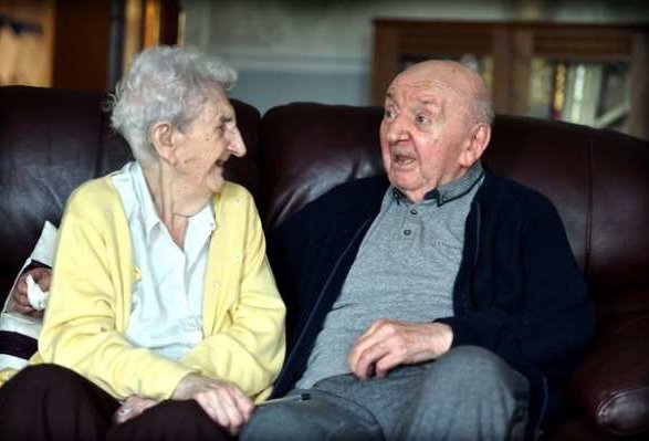 Обложка Пожилая британка переехала в дом престарелых, чтобы присматривать за 80-летним сыном