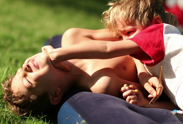 «Не пытайтесь заставить детей подружиться»: как правильно разрешать детские конфликты