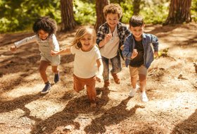 Обложка 9 игр, которые превратят выходные на даче в Олимпийские игры. С пеньками и змейками!