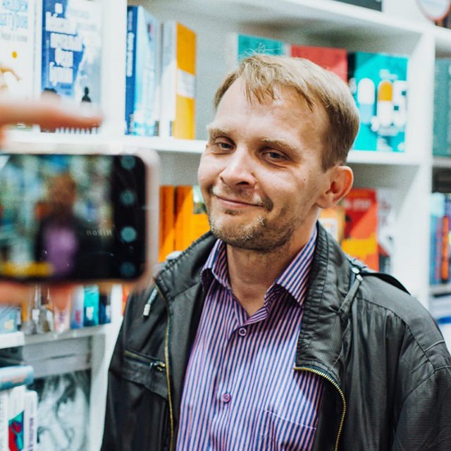 «Не понимаю тех, кто учился на тройки, а потом за них же стал лупить детей». Правила воспитания писателя Алексея Сальникова