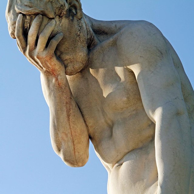 «Если зеваешь, нужно отжаться 10 раз»: 25 очень странных школьных правил