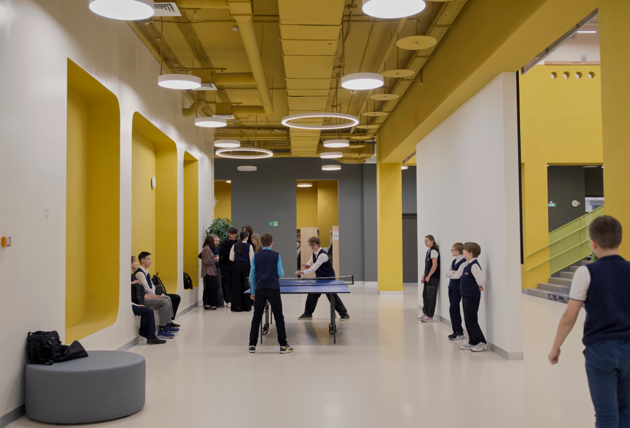 Коридор школы, дети играют в настольный теннис. личный архив Евгения Ямбурга