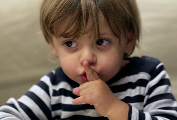 Ребенок не разговаривает. Ребенок приложил указательный палец ко рту