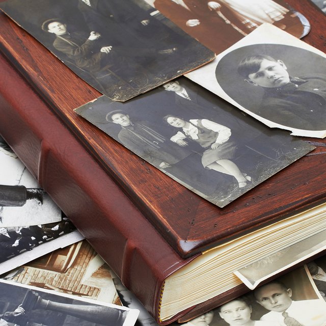 В центре — учитель, на фоне — штора. История школьных фотоальбомов: вы знали, что раньше в них клали волосы?