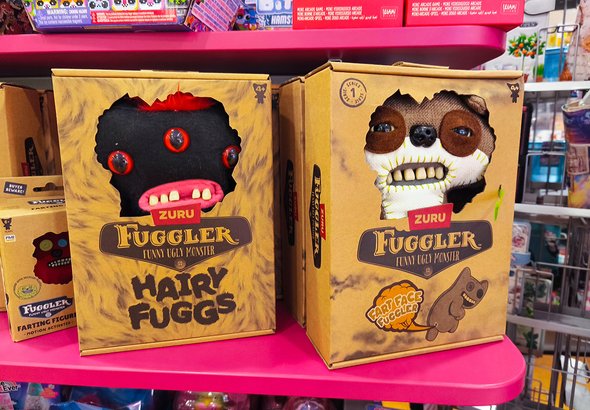 Фагглеры. подарок, предмет коллекционирования, новинка, брендинг, zuru, ремесло, коробка, глаза, причудливый, розничная торговля, персонажи, характер, юмор, плюш, дети, дизайн, творчество, игривый, шопинг, игрушка, искусство, продукт, яркий, игрушки, демонстрация, упаковка, магазин, воображение, полка, fuggs, волосатый, рынок, товар, окружающая среда, лицо, рот, fuggler, уникальный, красочный, веселье;