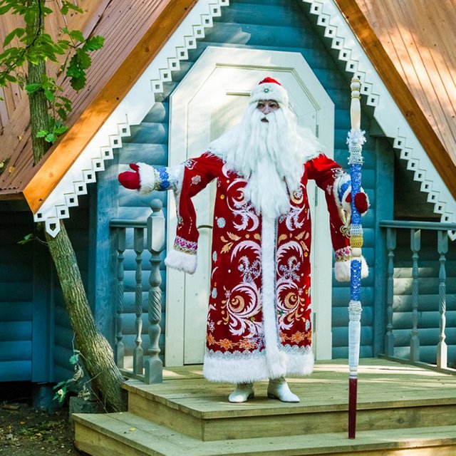 «Настоящий волшебник обязательно придёт». История выпускника детдома, который стал Дедом Морозом