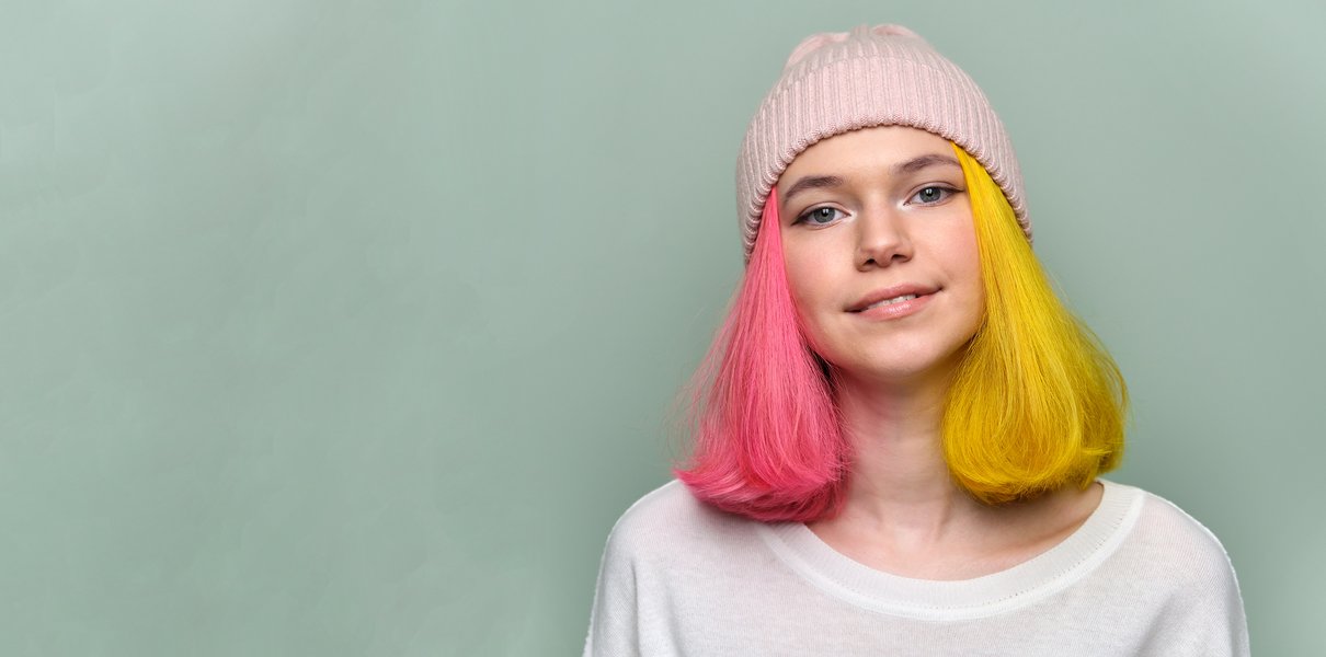 Били иголкой в „Макдоналдсе“: зачем подростки делают тату и красят волосы