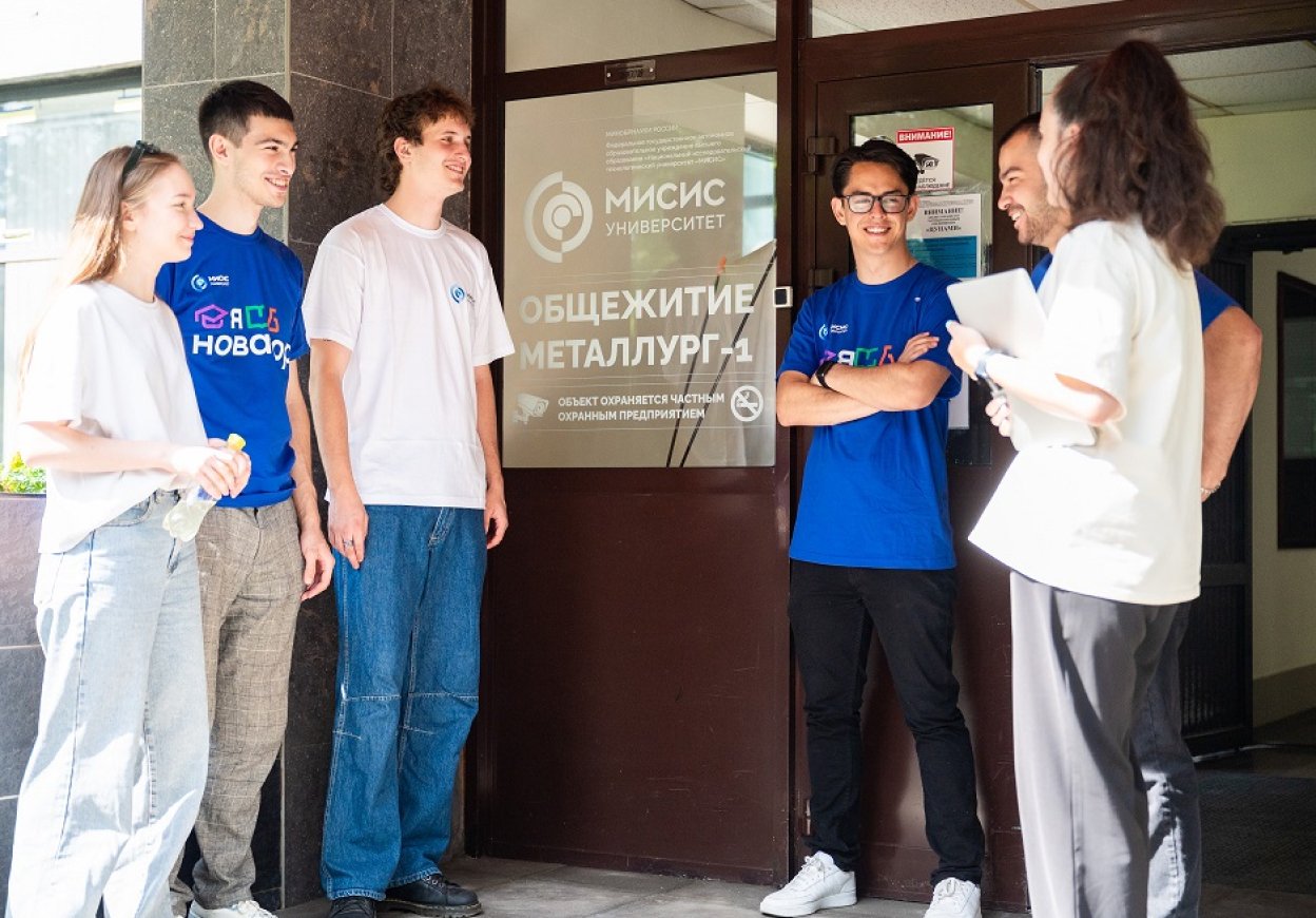 Студенты стоят у входа в общежитие