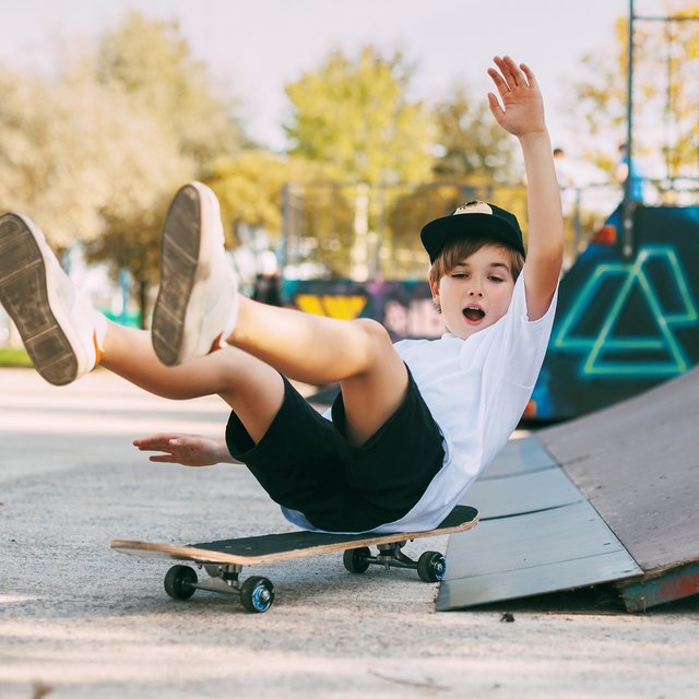 «Лучше бы книжку почитал». 8 советов, чем заняться с детьми на каникулах