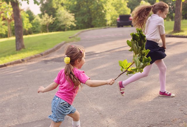 7 неудобных вопросов о том, как вести себя с навязчивыми детьми — друзьями вашего ребёнка и не только