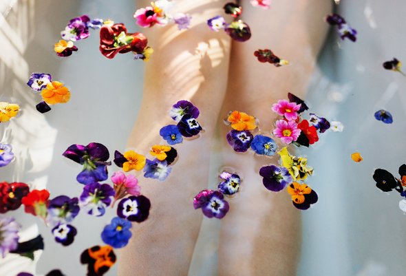 Женщина в ванной с цветами. Что такое микро-отдых и почему он нужен всем мамам