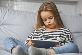 Обложка «Мама, верни планшет»: как избежать истерики из-за гаджетов