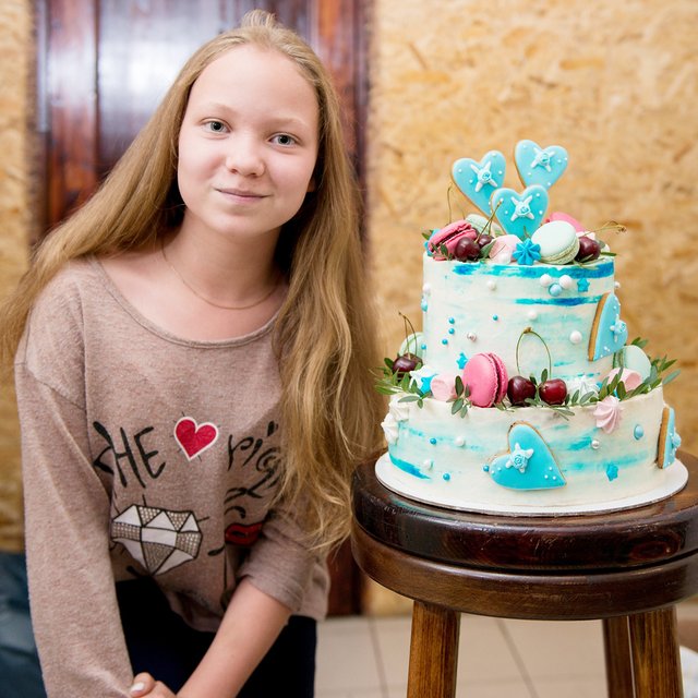 «Все переживают за мои налоги». 14-летняя Лиза — о том, как и сколько она зарабатывает на тортиках