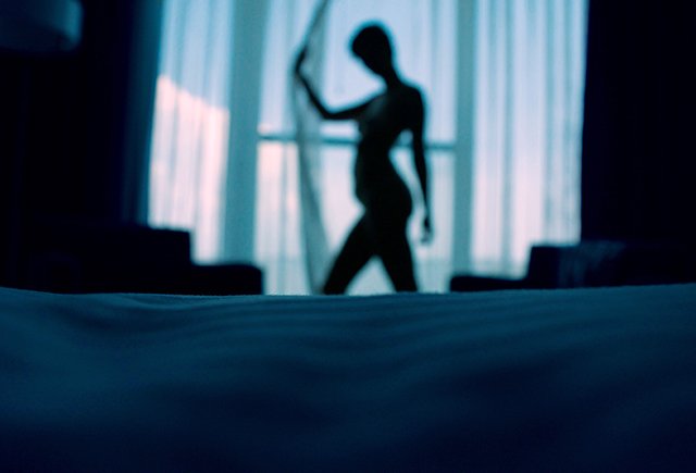 Могу ли я скидывать интимные фото парню, если мне нет 18?