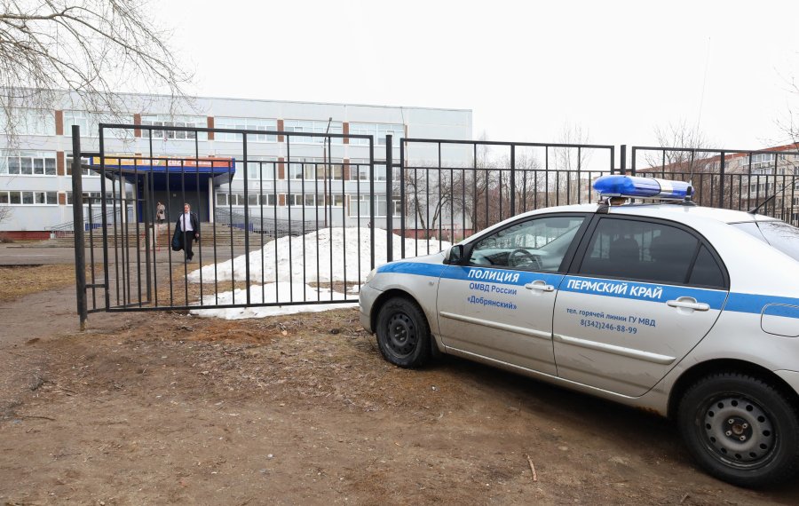 Обстановка у школы № 5 в Добрянке Пермского края. Нападение на школу с ножом в Пермском крае. Учитель Олеся Багута