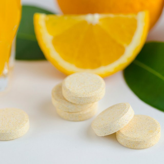 "Попейте аскорбинку". Как правильно принимать витамин С при простуде и зачем ещё он нужен