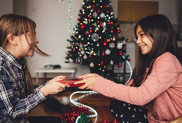 Ребёнок хочет отметить Новый год с друзьями. Что делать?
