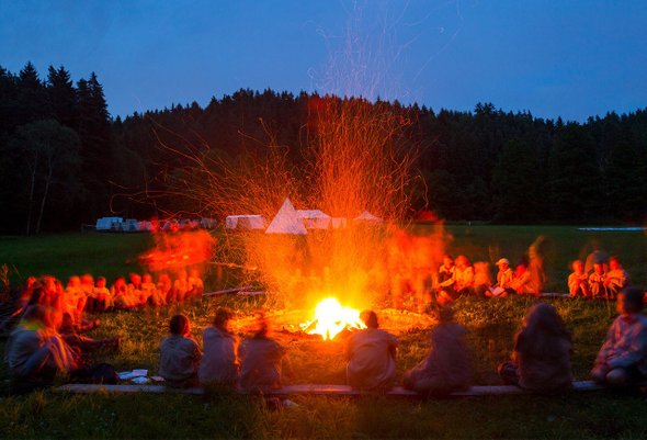 Костер, вечер, лагерь