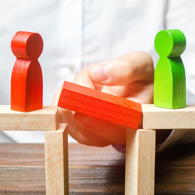 «Надо учить детей конфликтовать». Как работают службы примирения в школах и зачем они нужны