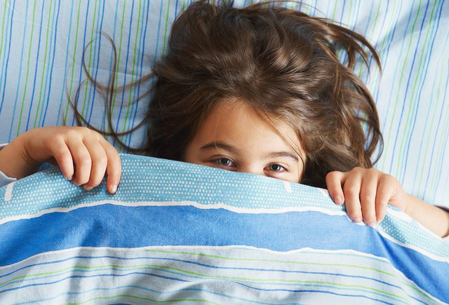 Девочка в 4 года постоянно держит руки в трусах. Это нормально?