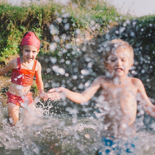 Как понять, что ребёнку пора вылезать из воды, — и что делать, если он перекупался