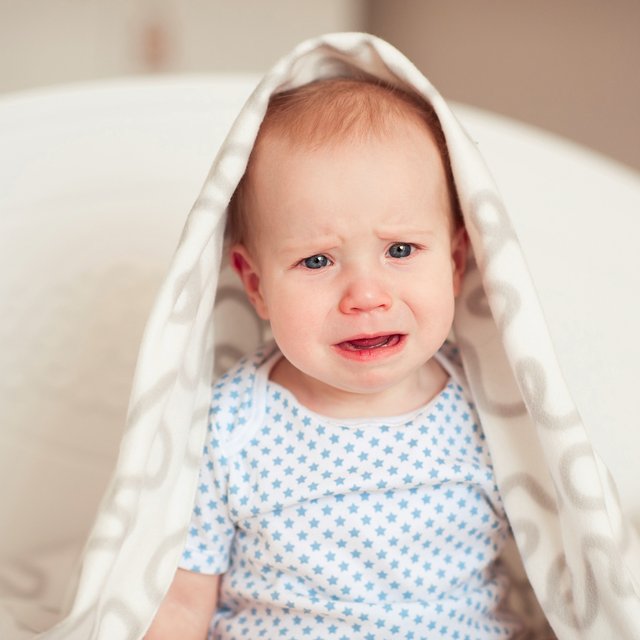 Ребёнок боится любых резких звуков. Это нормально?