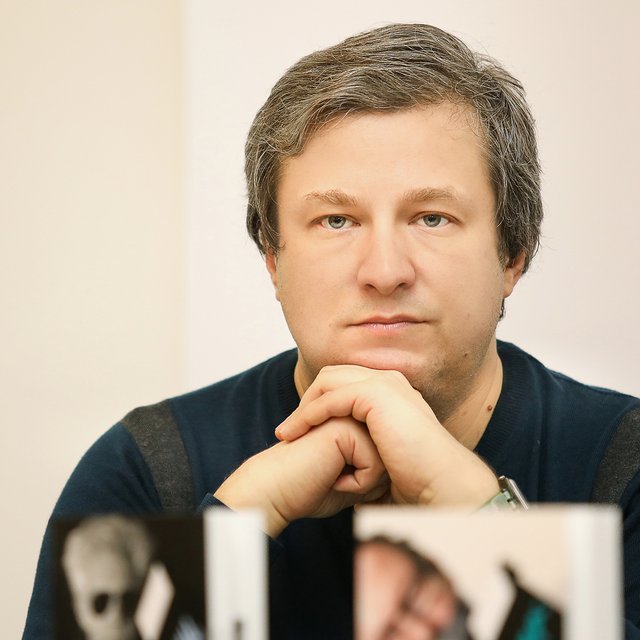 Какие сериалы посмотреть дома и почему оценки — это ерунда. Кинокритик Антон Долин — об изоляции, школе и высшем образовании