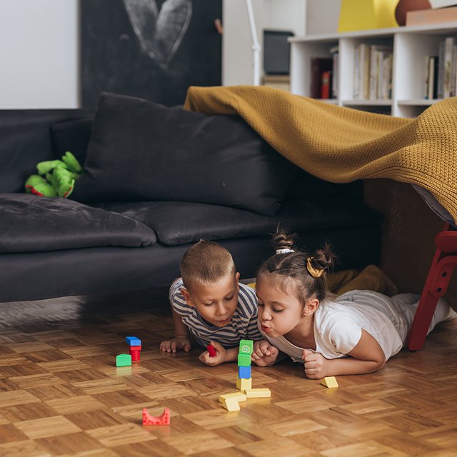 Выходные на диване и рядом с ним: строим с детьми туннель из журналов, крепость из подушек и планы на будущее