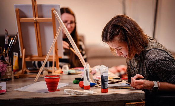 Художественная студия. Две женщины рисуют красками