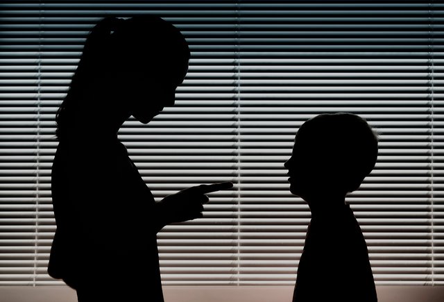 «Мне запрещали есть и пить после 18:00, исключение — вода». 16 странных правил от строгих родителей