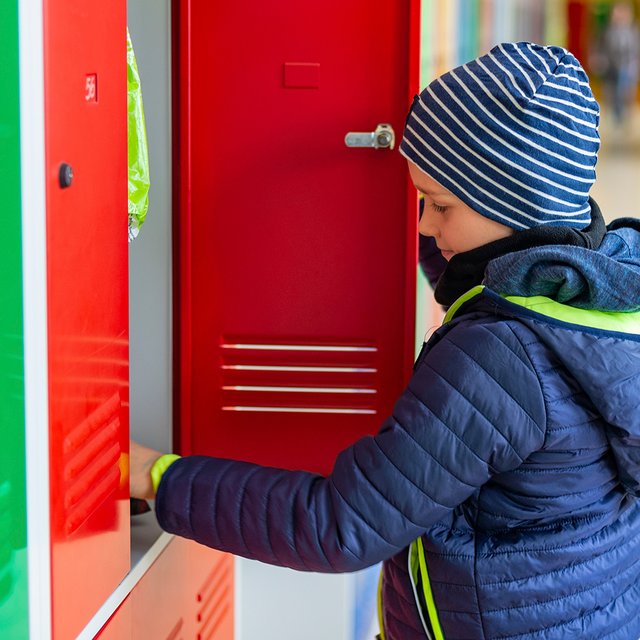 В школе хотят установить шкафчики для учеников на деньги родителей: можно ли не участвовать