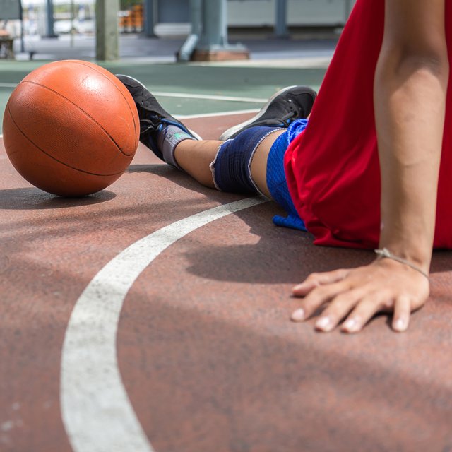 Дети хотят заниматься спортом на школьном стадионе у дома, но учатся в другой школе. Что делать?