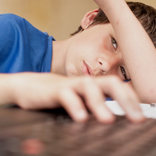 Может ли школа принудительно перевести ребёнка на домашнее обучение из-за плохих оценок