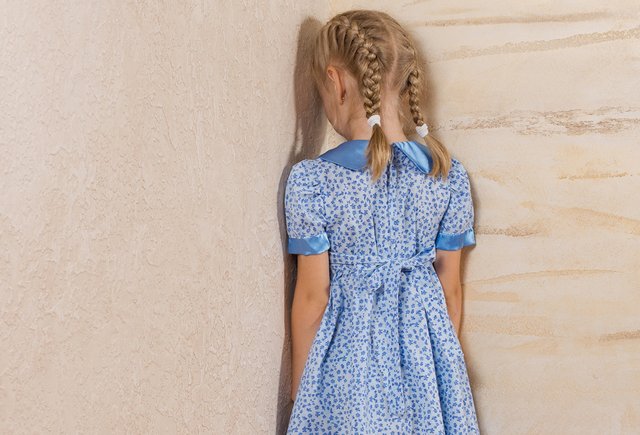 «Не съешь — за шиворот положу». Почему детей всё ещё унижают в детских садах