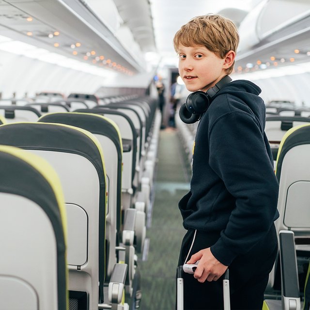 Может ли ребёнок лететь на самолёте без сопровождения взрослых