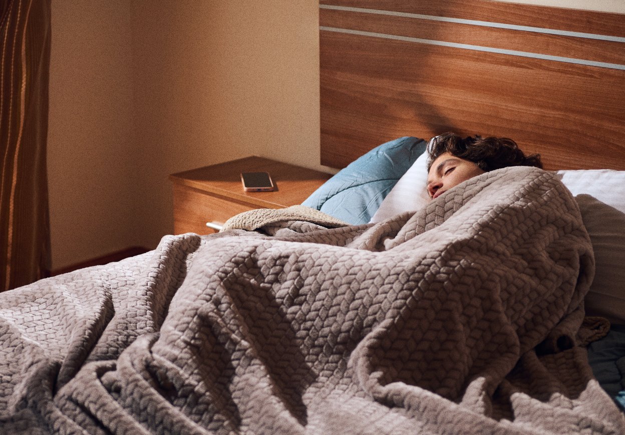 человек спит с электронным ковриком для сна