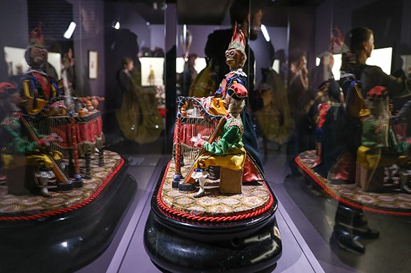 Музыкальный автоматон «Обезьяны: фокусник и два музыканта» (Франция, около 1895 года) на выставке «Августейшие. Куклы» в Пушкинском музее. © Артем Геодакян / ТАСС