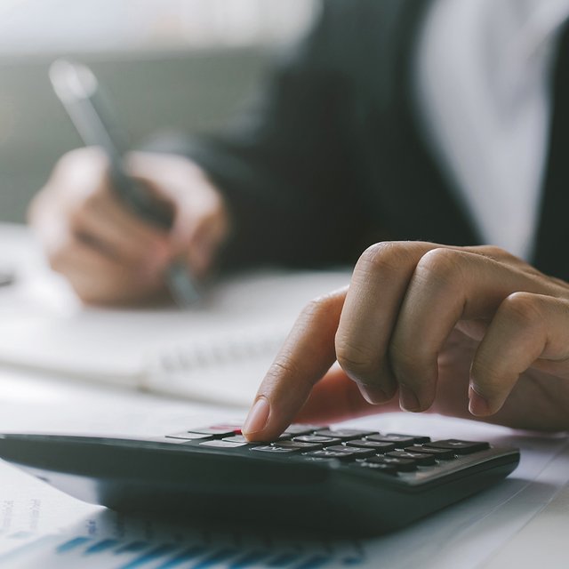 Педагогов заставляют считать зарплату и вести бухгалтерию самостоятельно: законно ли это