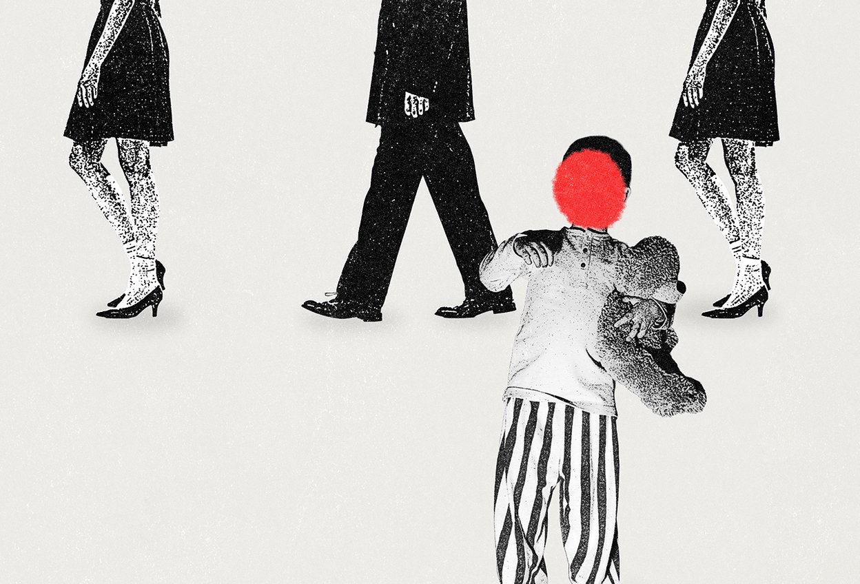 Коллаж. Ребенок с мягкой игрушкой в окружении безразличных людей